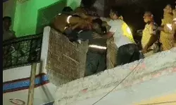 भरभराकर गिरा स्कूल का लेंटर-मलबे में दबे 2 लोग- सरिया काट निकाला मजदूर भरभराकर गिरा स्कूल का लेंटर-मलबे में दबे 2 लोग- सरिया काट निकाला मजदूर