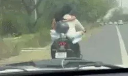 बाईक पर ओयो- गर्लफ्रेंड को गोद में बैठाकर एक्सप्रेस वे पर दौडाई बाइक