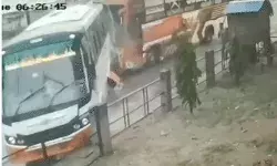 पीछे से लगी स्लीपर बस की टक्कर से रोडवेज की बस डिवाइडर पर चढ़ी पीछे से लगी स्लीपर बस की टक्कर से रोडवेज की बस डिवाइडर पर चढ़ी