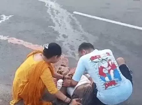 मॉर्निंग वॉक पर निकले 3 लोगों पर मौत का झपट्टा- ऊपर पलटी मैक्स मॉर्निंग वॉक पर निकले 3 लोगों पर मौत का झपट्टा- ऊपर पलटी मैक्स