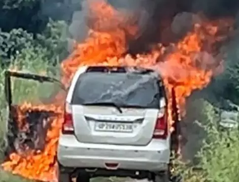 चलती कार में लगी आग- वैगनआर बनी आग का गोला- ड्राइवर.... चलती कार में लगी आग- वैगनआर बनी आग का गोला- ड्राइवर....