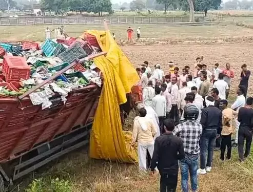 ओवरटेक करने के दौरान आम से भरी डीसीएम पलटी- ड्राइवर की... ओवरटेक करने के दौरान आम से भरी डीसीएम पलटी- ड्राइवर की...