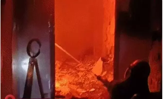 AC में हुए जबरदस्त ब्लास्ट से बिल्डिंग में लगी आग- बिल्डिंग में रहने.. AC में हुए जबरदस्त ब्लास्ट से बिल्डिंग में लगी आग- बिल्डिंग में रहने..