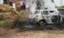 मौत का सफर- कार गिरी खाई में लगी आग में जिंदा जलकर पांच की मौत मौत का सफर- कार गिरी खाई में लगी आग में जिंदा जलकर पांच की मौत