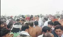 सालासर बालाजी जा रहे श्रद्धालुओं की बोलेरो नहर में गिरी- 6 लोग बहे सालासर बालाजी जा रहे श्रद्धालुओं की बोलेरो नहर में गिरी- 6 लोग बहे