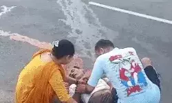 मॉर्निंग वॉक पर निकले 3 लोगों पर मौत का झपट्टा- ऊपर पलटी मैक्स मॉर्निंग वॉक पर निकले 3 लोगों पर मौत का झपट्टा- ऊपर पलटी मैक्स