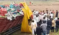 ओवरटेक करने के दौरान आम से भरी डीसीएम पलटी- ड्राइवर की... ओवरटेक करने के दौरान आम से भरी डीसीएम पलटी- ड्राइवर की...