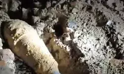 रेलवे ट्रैक के किनारे मोर्टार बम मिलने से हड़कंप- मिट्टी की खुदाई..... रेलवे ट्रैक के किनारे मोर्टार बम मिलने से हड़कंप- मिट्टी की खुदाई.....