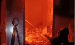 AC में हुए जबरदस्त ब्लास्ट से बिल्डिंग में लगी आग- बिल्डिंग में रहने.. AC में हुए जबरदस्त ब्लास्ट से बिल्डिंग में लगी आग- बिल्डिंग में रहने..