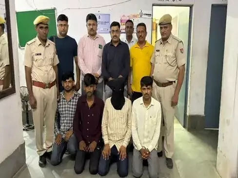 दारू पार्टी कर रहे पियक्कड़ों ने एसपी काफिले की गाड़ी को मारी टक्कर दारू पार्टी कर रहे पियक्कड़ों ने एसपी काफिले की गाड़ी को मारी टक्कर