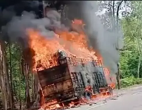 दिल्ली देहरादून हाईवे पर हादसा- एचटी लाइन से ट्रक में लगी आग.... दिल्ली देहरादून हाईवे पर हादसा- एचटी लाइन से ट्रक में लगी आग....