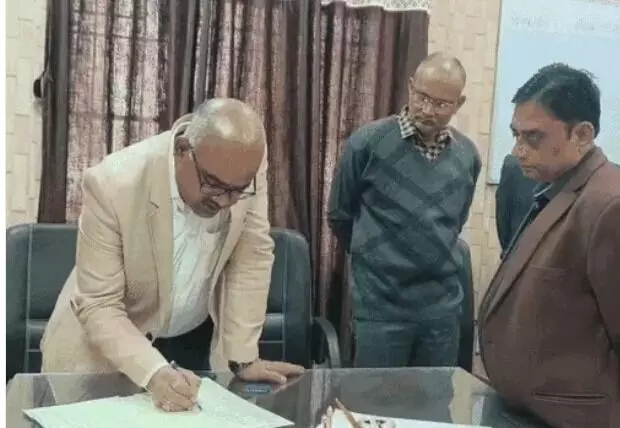 विवाद का दी एंड- डीएम के साथ भिड़ंत करने वाले सीएमओ सस्पेंड विवाद का दी एंड- डीएम के साथ भिड़ंत करने वाले सीएमओ सस्पेंड