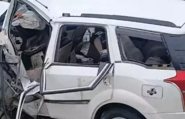 अयोध्या से जा रही कार डिवाइडर से टकराई- दो बच्चों समेत चार....