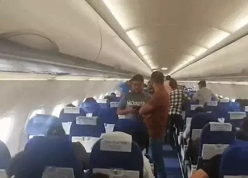 इमरजेंसी लैंडिंग का सिलसिला जारी- आज फिर दो फ्लाइट की आपात लैंडिंग इमरजेंसी लैंडिंग का सिलसिला जारी- आज फिर दो फ्लाइट की आपात लैंडिंग