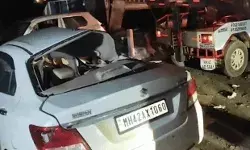 टक्कर से उड़े कार एवं पिकअप के परखच्चे- मौके पर दूर तक बिखरी लाशें टक्कर से उड़े कार एवं पिकअप के परखच्चे- मौके पर दूर तक बिखरी लाशें