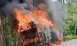 दिल्ली देहरादून हाईवे पर हादसा- एचटी लाइन से ट्रक में लगी आग.... दिल्ली देहरादून हाईवे पर हादसा- एचटी लाइन से ट्रक में लगी आग....