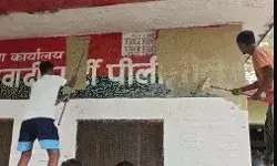 प्रशासन ने सपा दफ्तर पर जड़ा ताला- पार्टी के बैनर, पोस्टर, झंडे हटाए