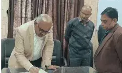 विवाद का दी एंड- डीएम के साथ भिड़ंत करने वाले सीएमओ सस्पेंड विवाद का दी एंड- डीएम के साथ भिड़ंत करने वाले सीएमओ सस्पेंड