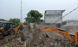 विरोध नहीं आया काम- मदरसे पर चला बुलडोजर- समतल किया मैदान