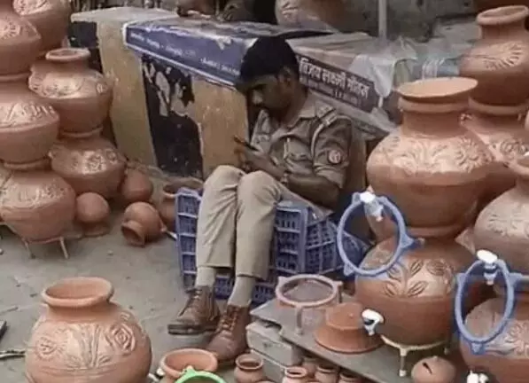 नशे में टल्ली ट्रैफिक दरोगा मिट्टी के बर्तनों की दुकान में गिरे.... नशे में टल्ली ट्रैफिक दरोगा मिट्टी के बर्तनों की दुकान में गिरे....