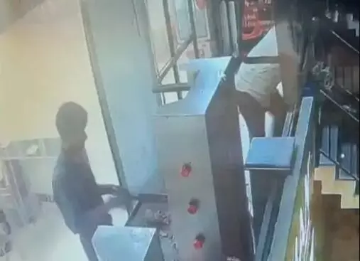 मुठभेड़ में बमबाज अब्दुल्ला अपने गुर्गे के साथ- गिरफ्तार पैर में लगी.. मुठभेड़ में बमबाज अब्दुल्ला अपने गुर्गे के साथ- गिरफ्तार पैर में लगी..