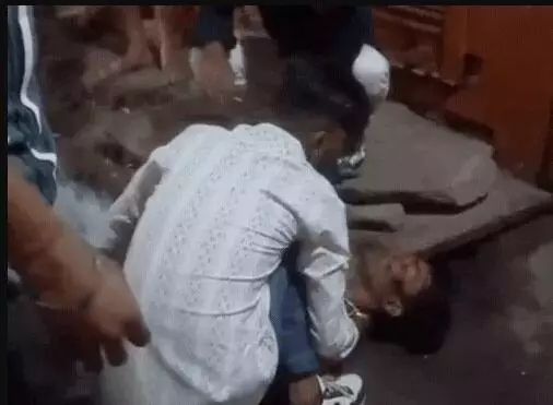 सफ़र यादगार बनाने को पुल पर सेल्फी ले रहे 3 युवकों की जान हलक में अटकी सफ़र यादगार बनाने को पुल पर सेल्फी ले रहे 3 युवकों की जान हलक में अटकी
