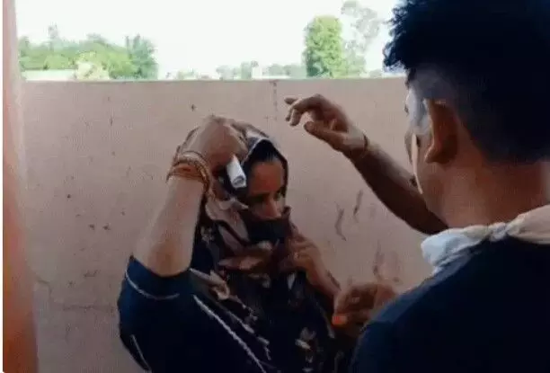 बंद कमरे में पकड़े गए प्रेमी के साथ पत्नी की शादी कराकर पति ने बचाई जान बंद कमरे में पकड़े गए प्रेमी के साथ पत्नी की शादी कराकर पति ने बचाई जान