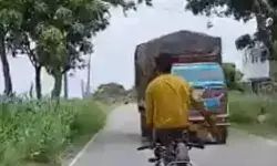 REEL के लिए ट्रक के सामने बाइक पर मौत का स्टंट- बाइक सीज REEL के लिए ट्रक के सामने बाइक पर मौत का स्टंट- बाइक सीज