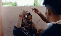 बंद कमरे में पकड़े गए प्रेमी के साथ पत्नी की शादी कराकर पति ने बचाई जान बंद कमरे में पकड़े गए प्रेमी के साथ पत्नी की शादी कराकर पति ने बचाई जान