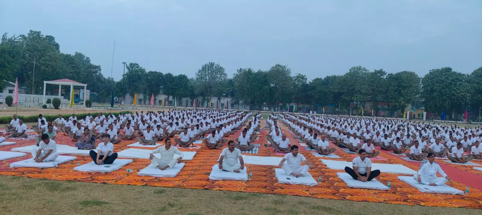 योग दिवस 2025- पुलिसकर्मियों ने योग कर हासिल किया स्वस्थ रहने का ज्ञान योग दिवस 2025- पुलिसकर्मियों ने योग कर हासिल किया स्वस्थ रहने का ज्ञान