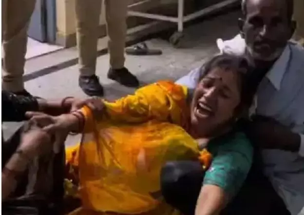 आश्चर्य जनक- पति के खाना खाकर घर से बाहर निकलते ही पत्नी की मौत आश्चर्य जनक- पति के खाना खाकर घर से बाहर निकलते ही पत्नी की मौत