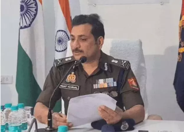 लापरवाही पर एक्शन- इंस्पेक्टर समेत दो दरोगा निलंबित- दो लाइन हाजिर लापरवाही पर एक्शन- इंस्पेक्टर समेत दो दरोगा निलंबित- दो लाइन हाजिर
