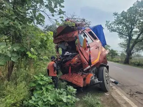 आमने सामने की टक्कर में ट्रकों के उड़े परखच्चे- केबिन काटकर निकालनी... आमने सामने की टक्कर में ट्रकों के उड़े परखच्चे- केबिन काटकर निकालनी...