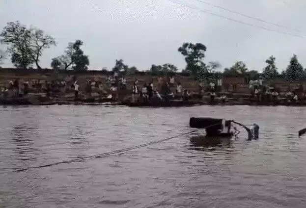 नदी पार करते वक्त पानी में बही ट्रैक्टर ट्राली व बाइक- दो भाइयों....