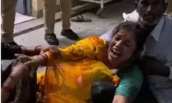 आश्चर्य जनक- पति के खाना खाकर घर से बाहर निकलते ही पत्नी की मौत आश्चर्य जनक- पति के खाना खाकर घर से बाहर निकलते ही पत्नी की मौत