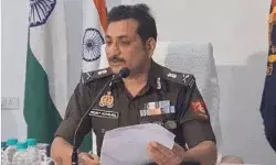 लापरवाही पर एक्शन- इंस्पेक्टर समेत दो दरोगा निलंबित- दो लाइन हाजिर लापरवाही पर एक्शन- इंस्पेक्टर समेत दो दरोगा निलंबित- दो लाइन हाजिर