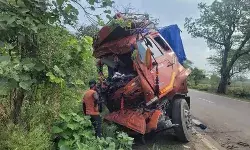आमने सामने की टक्कर में ट्रकों के उड़े परखच्चे- केबिन काटकर निकालनी... आमने सामने की टक्कर में ट्रकों के उड़े परखच्चे- केबिन काटकर निकालनी...
