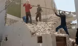 पालिका की 6 बीघा जमीन पर बनी मस्जिद व मकानों पर चल रहा बुलडोजर पालिका की 6 बीघा जमीन पर बनी मस्जिद व मकानों पर चल रहा बुलडोजर