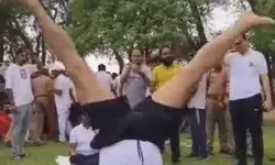 योग दिवस-58 साल के डीएम ने शीर्षासन कर सभी को चौंकाया- तालियां.. योग दिवस-58 साल के डीएम ने शीर्षासन कर सभी को चौंकाया- तालियां..