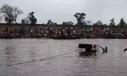 नदी पार करते वक्त पानी में बही ट्रैक्टर ट्राली व बाइक- दो भाइयों.... नदी पार करते वक्त पानी में बही ट्रैक्टर ट्राली व बाइक- दो भाइयों....