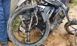 तेज रफ्तार गाड़ी की टक्कर से दो टुकड़े हुई बाइक- सवार की भी मौके पर.. तेज रफ्तार गाड़ी की टक्कर से दो टुकड़े हुई बाइक- सवार की भी मौके पर..