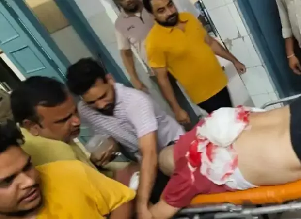 शोरूम पर बैठे बसपा नेता पर ताबड़तोड़ फायरिंग- गुर्दा निकलकर बाहर