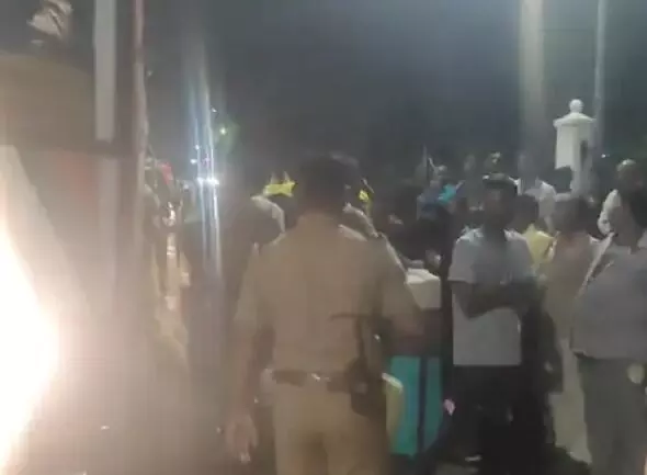 सीएम आवास के पास डिवाइडर से टकराई रोडवेज बस- दर्जन भर यात्री... सीएम आवास के पास डिवाइडर से टकराई रोडवेज बस- दर्जन भर यात्री...