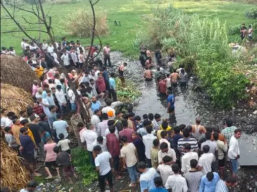 बारिश ने छीनी परिवार की खुशियां- सड़क पर पानी के बहाव में बहा बच्चा बारिश ने छीनी परिवार की खुशियां- सड़क पर पानी के बहाव में बहा बच्चा