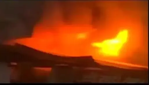 रानी साड़ी सेंटर में लगी आग- दुकान का सारा सामान जलकर खाक रानी साड़ी सेंटर में लगी आग- दुकान का सारा सामान जलकर खाक