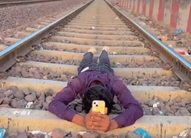 REEL के लिए ट्रैक पर सोए युवक के ऊपर से गुजरी ट्रेन- पकड़े जाते ही.. REEL के लिए ट्रैक पर सोए युवक के ऊपर से गुजरी ट्रेन- पकड़े जाते ही..