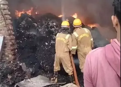 कॉटन फैक्ट्री में लगी आग- मजदूरों ने मौके से भाग कर बचाई जान कॉटन फैक्ट्री में लगी आग- मजदूरों ने मौके से भाग कर बचाई जान