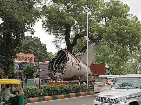 अब क्रैश हुए विमान का मलबा शिफ्ट करते समय हुआ हादसा-2 घंटे तक....