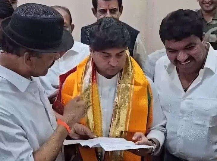 अमिताभ बच्चन की आवाज से परेशान हुए मंत्री ज्योतिरादित्य सिंधिया अमिताभ बच्चन की आवाज से परेशान हुए मंत्री ज्योतिरादित्य सिंधिया