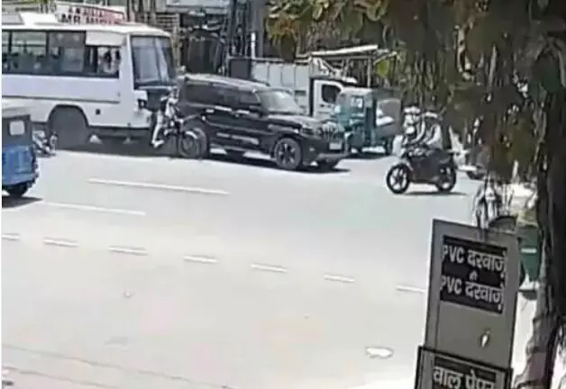 काल बनकर दौड़ी बस- रेड लाइट पर मचाया कोहराम- हादसे में महिला समेत..... काल बनकर दौड़ी बस- रेड लाइट पर मचाया कोहराम- हादसे में महिला समेत.....